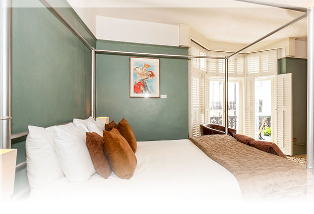 Indulge yourselves in the immaculately dressed, modern super-king 4 poster bed