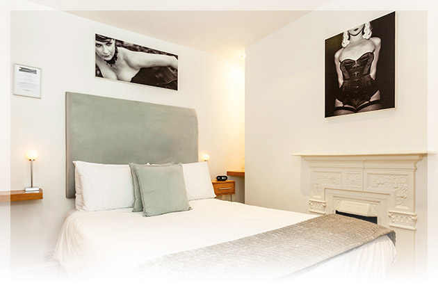 Relax in the comfortable double bed, dressed in pure-white and soft green tones